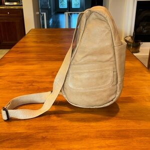 TAN LEATHER CROSSBODY KIDNEY SHAPE ADJUSTABLE STRAP MULTIPLE STORAGE OPTIONS 🤎